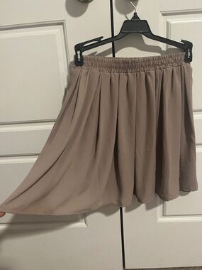 Brandy Melville pleated shorts